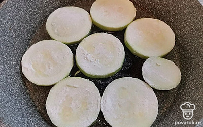 Обмакните каждый кусочек в муку и выложите на разогретую сковородку, смазанную растительным маслом. 