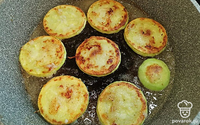 Обжарьте до золотистого цвета. 