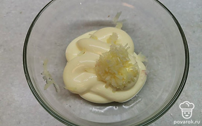 Майонез смешайте с измельченным чесноком. 