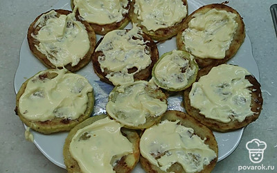 Смажьте чесночным майонезом кабачки. 