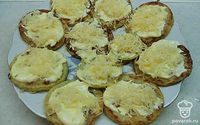 Посыпьте натертым на крупной терке сыром. Ароматные кабачки с сыром и чесноком готовы. Приятного аппетита! 