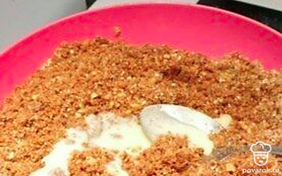 Постепенно влейте молоко