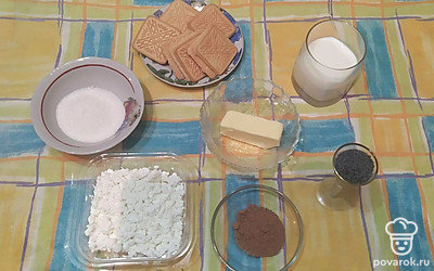 Подготовьте все ингредиенты. Молоко чуть подогрейте. Масло растопите. Шестую часть творога отложите на формирование крыши «хуторка». Остальное смешайте с маслом, какао и сахаром.