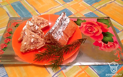 Нарежьте на куски в 1,5-2 см. Верх (крышу) можно обмазать не творогом, а сметаной.