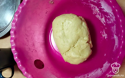 Отделите белки от желтков. 1 желток смешайте с 80 г сахара, добавьте масло комнатной температуры и муку, замесите тесто.