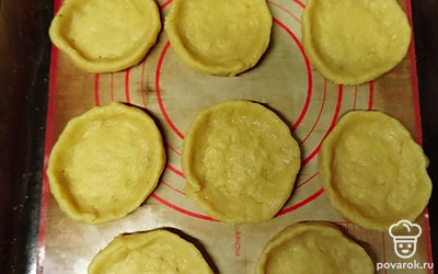 Из теста сформируйте тонкие коржики, сделайте несколько проколов вилкой и выпекайте 12 минут при температуре 180 °С.