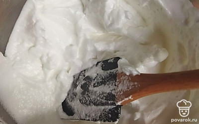 Белки взбивайте в течение 10 минут на малых оборотах, постепенно увеличивая скорость. Оставшийся сахар нагревайте на малом огне до образования сиропа и горячим влейте в белок, продолжая взбивать еще 3 минуты.