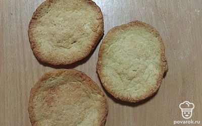 Достаньте из духовки готовое печенье, остудите и выложите сверху белковый крем.