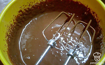 Яйцо взбейте с сахаром, постепенно добавляйте молоко и подсолнечное масло. Всыпьте в смесь какао, муку и разрыхлитель вымешивайте миксером до однородности.