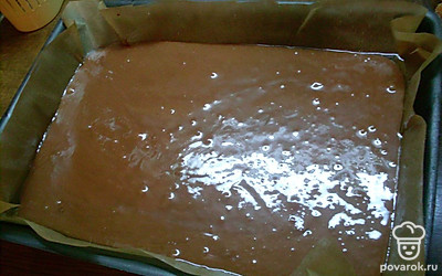 Тесто выложите в форму для запекания.