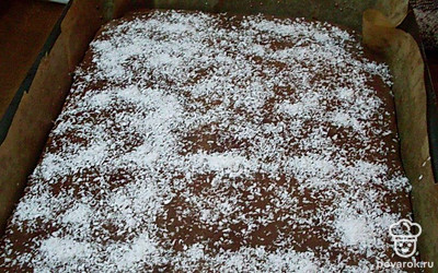 После выпекания разрежьте на порционные пирожные. Перед подачей посыпьте сахарной пудрой.