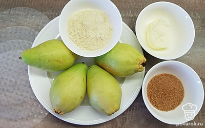 Тщательно вымойте груши теплой водой, очистите от кожицы и семян и нарежьте мелкими кубиками. Отмерьте все необходимые продукты. Приготовьте сковороду, плоскую широкую тарелку и силиконовую кисточку. Включите духовку на разогрев на 180 ºC.