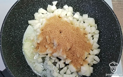 Поставьте сковороду на сильный огонь, положите в нее половину сливочного масла, нарезанные груши, сахар и миндальную муку. Постоянно помешивая, готовьте на сильном огне 5-7 минут, чтобы лишняя влага выпарилась и сахар закарамелизовался.