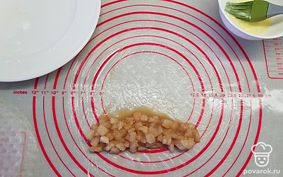 Растопите в микроволновой печи оставшееся масло и смажьте поверхность, на которой будете заворачивать рулетик, а также форму для запекания или противень. Налейте немного теплой воды в тарелку, обмакните в воду лист рисовой бумаги на несколько секунд, дайте стечь воде и уложите на смазанную маслом поверхность. Выложите на лист немного начинки из груш и сверните рулетик. Сделайте рулетики из всех листов бумаги, смазывая стол сливочным маслом каждый раз.