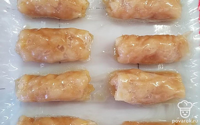 Разрежьте рулетик пополам и при помощи ножа перенесите на противень - получится 8 штук. Смажьте поверхность пирожных растопленным маслом и поставьте в духовку на 20 минут.