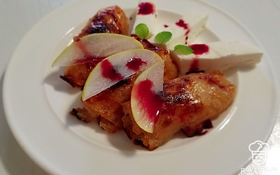 Пирожные-рулетики можно подавать как горячими, так и холодными. Очень вкусно получится, если к ним подать мороженое. Украсьте листиками мяты, тонкими ломтиками груши и полейте каким-нибудь кисло-сладким сиропом, например, гранатовым или клюквенным.