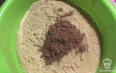 Печенье измельчите блендером (так масса будет однородной и без комочков, а значит лучше пропитается). Добавьте к печенью какао и хорошо перемешайте.