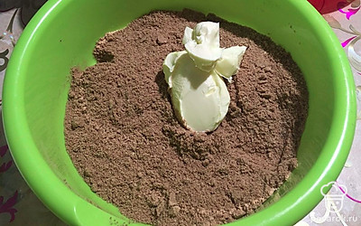 К перемешанному печенью с какао добавьте сливочное масло комнатной температуры.