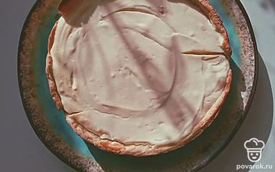 Достаем наше дно из духовки и заливаем туда нашу начинку, распределяем ровным слоем и отправляем в духовку.