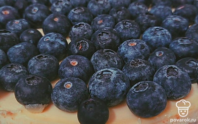 Подавать можно со свежей ягодой или шоколадом.