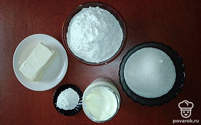 Муку просейте, сливочное масло растопите и охладите до комнатной температуры. Противень застелите пергаментной бумагой.