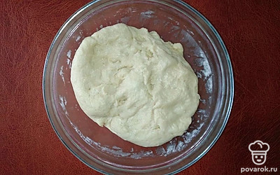 Добавьте к маслу пол стакана сахара и 250 грамм сметаны, хорошо перемешайте до однородного состояния, затем добавьте муку и соду. Вымесите тесто, оно должно слегка прилипать к рукам, выложите тесто на противень и распределите по всей поверхности. Выпекайте в разогретой духовке 35 минут при температуре 180С.