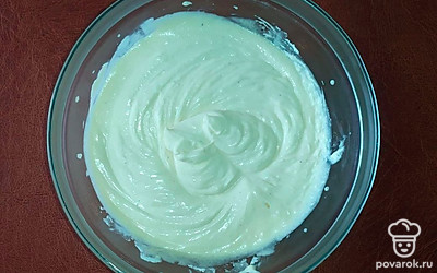 Смешайте 550г сметаны с одним стаканом сахара и уберите получившийся крем в холодильник.