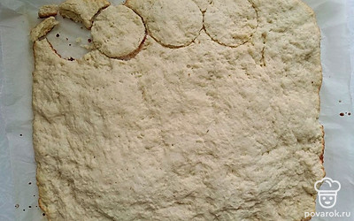 Вырежете из коржа четное количество заготовок любым стаканом. Обрезки теста измельчите в крошку.