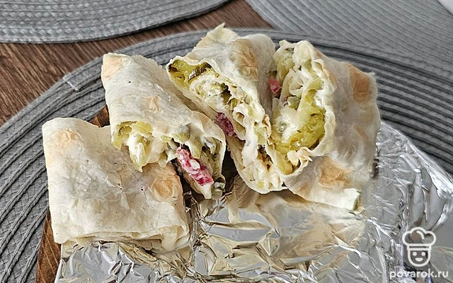 Отменный лаваш с колбасой и солеными огурцами — Рецепт с фото