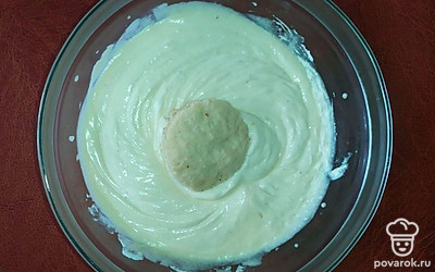 Каждую заготовку теста окуните в крем, соедините заготовки вместе по 2 штуки, прижимайте плотно друг к другу, и обваляйте в крошке из теста. Готовые пирожные уберите в холодильник на 4 часа.