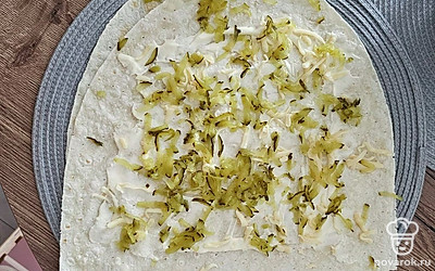 Натрите соленые огурцы. 