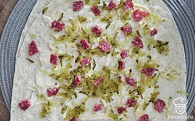 Нарежьте колбасу кубиками.