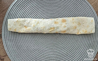 Сверните в рулет и отправьте в холодильник на пару часов. 