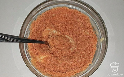 Печенье измельчите любым удобным способом. Мягкое сливочное масло смешайте со сгущенкой до однородной консистенции. Крошку из печенья пересыпьте в крем и хорошо перемешайте до однородной массы.