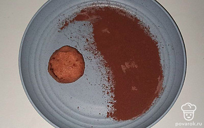 На тарелку насыпьте какао-порошок. Слепите из теста пирожные продолговатой или круглой формы. Обваляйте их в какао-порошке и переложите на блюдо. Затем отправьте в холодильник для застывания.