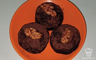 Пирожное «Картошка» подайте на блюде. Украсьте сверху орехами, цукатами или ягодами. Заварите и подайте к ним чай.