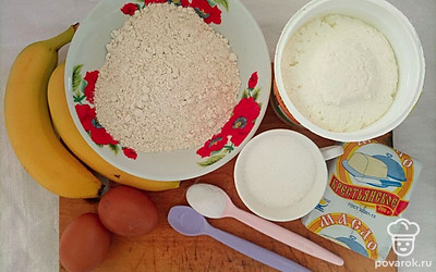 Просейте муку с помощью специального сита. Очистите банан от кожуры. Растопите сливочное масло и дайте ему немного остыть.