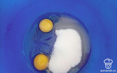 Несильно взбейте яйца с сахаром, чтобы пирожные получились пышными. Затем добавьте к ним топленое сливочное масло и соду, гашеную уксусом. Перемешайте все до однородной консистенции.