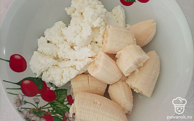 Нарежьте бананы более мелкими кусочками и поместите в чашу блендера вместе с творогом. Измельчите все до однородности и добавьте получившуюся массу в тесто.