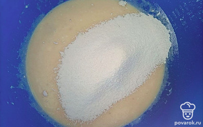 Постепенно вводите в получившуюся массу просеянную муку, непрерывно помешивая, чтобы тесто получилось без комочков. Ложкой или при помощи кондитерского мешка распределите тесто по формам и поставьте пирожные запекаться в предварительно разогретую до 190℃ духовку на 25-30 минут.