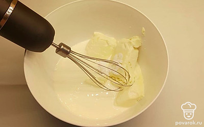 В глубокой емкости соедините творожные сырки, сливки и сахарную пудру. Взбейте тщательно миксером до загустения.