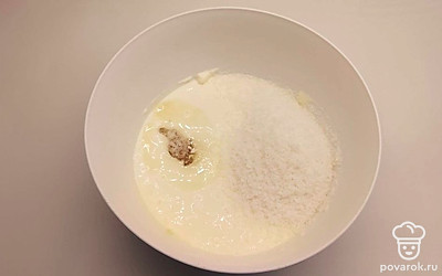 Во взбитую массу введите слегка теплый желатин. Благодаря желатину пирожные будут держать форму. Затем добавьте кокосовую стружку и хорошо все перемешайте.