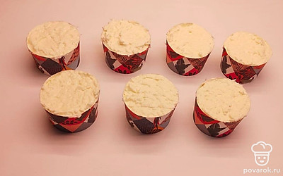 Наполните формы кокосовой массой. Поставьте их в холодильник на 45 минут. Через 45 минут выньте формы из холодильника, а пирожные из форм и украсьте их клубникой.