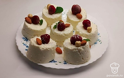 Украсьте десерт клубникой, листьями мяты или лимона, миндалем или тертым шоколадом.