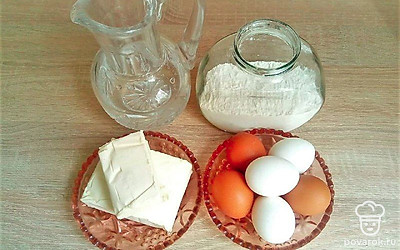 Приготовьте продукты по группам – для теста, крема и украшения. Выставьте посуду, с которой будете работать. Поставьте на плиту кастрюлю с водой, в которой будете заваривать тесто.