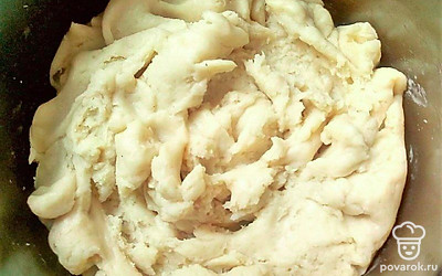 В кипящую воду добавьте сливочное масло и соль, перемешайте до растворения масла. Всыпьте муку и хорошо вымешайте до однородности. Снимите с огня и оставьте остывать.