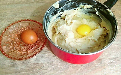 В остывшее тесто вбивайте по одному яйцу, тщательно размешивая. В зависимости от размера яиц и качества муки, понадобится 5 или 6 яиц. Правильное тесто должно тянуться.