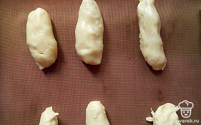 Разогрейте духовку до 180 градусов. На противень выложите кондитерским мешком или ложкой небольшие полоски теста. Выпекайте 20-30 минут, не открывая духовку, иначе пирожные осядут.