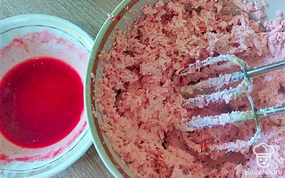 Для крема взбейте три желтка со стаканом сахара. Добавьте ложку муки, и, мешая, влейте молоко. Поставьте сотейник на средний огонь, заварите крем. Дайте остынуть. Затем соедините его с мягким сливочным маслом и взбейте миксером. В готовый крем добавьте ароматизатор или мягкие фрукты, ягоды (банан, клубнику, малину). Готовые пирожные наполните кремом при помощи кондитерского мешка.