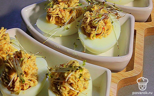 Изысканные яйца с паштетом и микрозеленью — Рецепт с фото